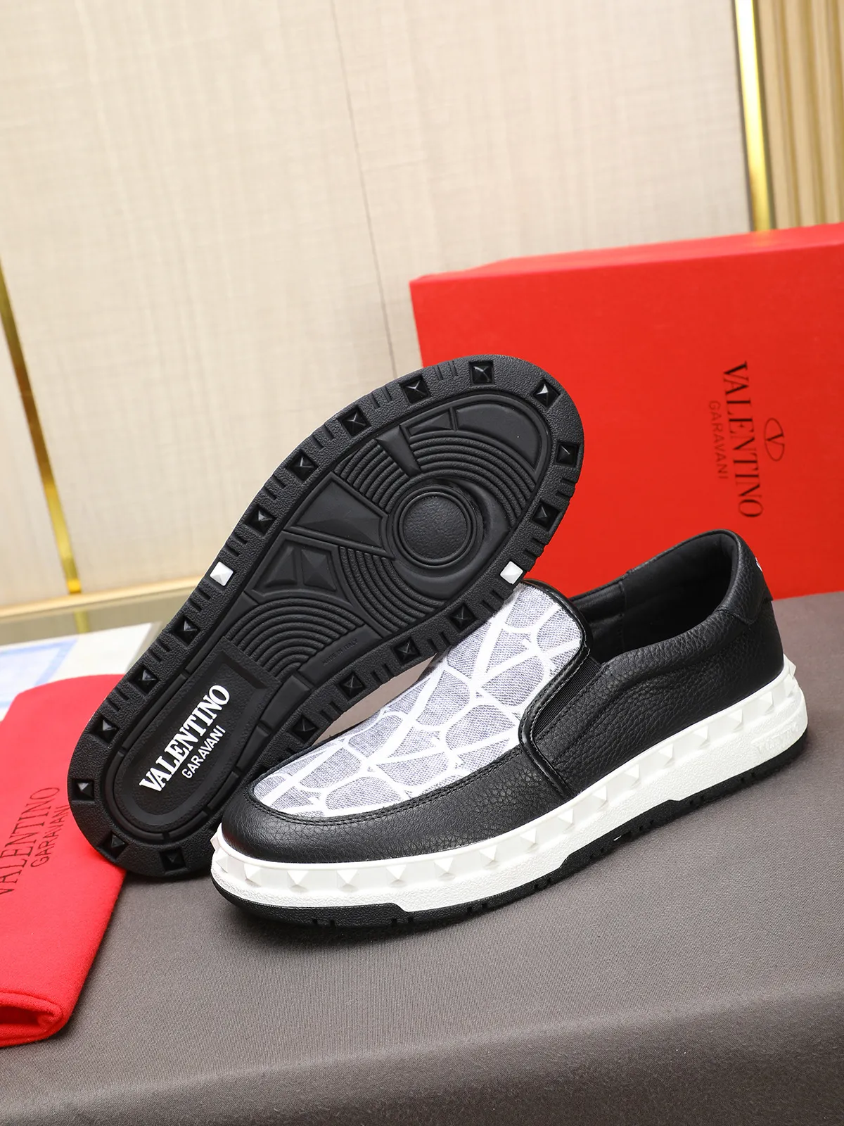 Men's shoes 💰440 Valentino "VALENTINO" hot sale ❤️ Counters ship at the same time 1:1 👏 Imported cowhide + waterproof fabric + leather lining 🐂 Casual fashion shoes Exquisite workmanship Original original outsole 38-44 (45 customized, non-refundable)
